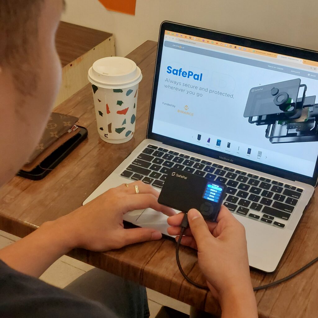 Safepal S1 with Laptop